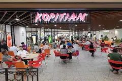 PASTIKAN HIDANGAN DIMAMPUI PELANGGAN: NTUC Enterprise dan Kopitiam berkata mereka komited menjaga kepentingan pelanggan dan mata pencarian penyewa gerai masing-masing selepas proses ambil alih selesai. - Foto BH oleh ALPHONSUS CHERN