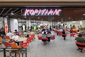 PASTIKAN HIDANGAN DIMAMPUI PELANGGAN: NTUC Enterprise dan Kopitiam berkata mereka komited menjaga kepentingan pelanggan dan mata pencarian penyewa gerai masing-masing selepas proses ambil alih selesai. - Foto BH oleh ALPHONSUS CHERN