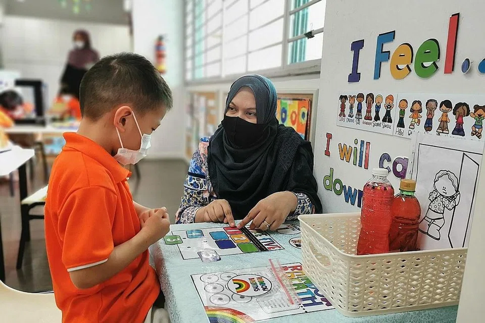GANJARAN BAGI DEDIKASI: Dedikasi serta potensi Cik Nurfarhan menonjolkan keupayaan beliau sebagai pemimpin dalam sektor pendidikan awal kanak-kanak hingga membawa Anugerah Pemimpin Pembangunan Awal Kanak-Kanak Paling Berpotensi bagi beliau. - Foto ihsan NURFARHAN ABDUL KADIR