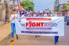 PAMER PERPADUAN DAN SOKONGAN: Peserta ‘World Cancer Walk’ dari Beckley Estate, Nigeria, pada 2023. Acara tersebut menyaksikan peserta dari serata dunia berjalan serentak merentasi zon masa yang berbeza.