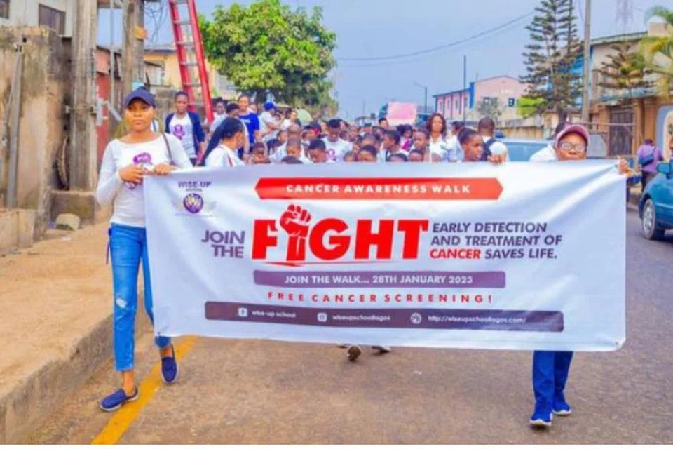 PAMER PERPADUAN DAN SOKONGAN: Peserta ‘World Cancer Walk’ dari Beckley Estate, Nigeria, pada 2023. Acara tersebut menyaksikan peserta dari serata dunia berjalan serentak merentasi zon masa yang berbeza.