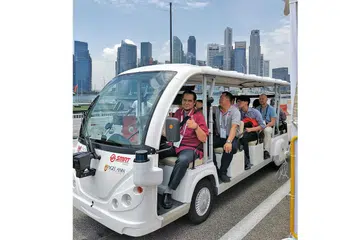 BELAJAR PANDU KENDERAAN AV: Encik Shaharudin (baju merah), kapten bas kanan, dipilih SMRT untuk menjalani latihan mengendalikan kereta buggy, yang boleh menampung 12 penumpang, di Float@Marina Bay minggu lalu. - Foto SMRT