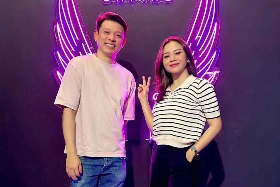 DUET DINANTI-NANTI: Hady Mirza (kiri) dan Shiha Zikir sempat ‘belanja’ peminat sisipan lagu duet yang mereka nyanyikan dalam sesi latihan dan karaoke pada Khamis. Mereka akan membawakan lagu ‘Kamu Yang Kutunggu’ pada konsert minggu kesembilan ‘All Stars Gegar Vaganza’ (ASGV).
