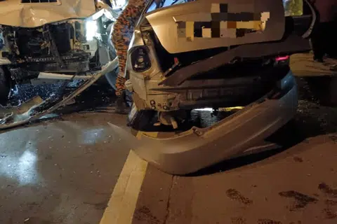 TEMUI AJAL: Sepasang suami isteri maut dalam kemalangan membabitkan dua kenderaan di Jalan Pintas dekat pusingan U, Padimas Point, Penampang, Sabah, pada Ahad petang. 