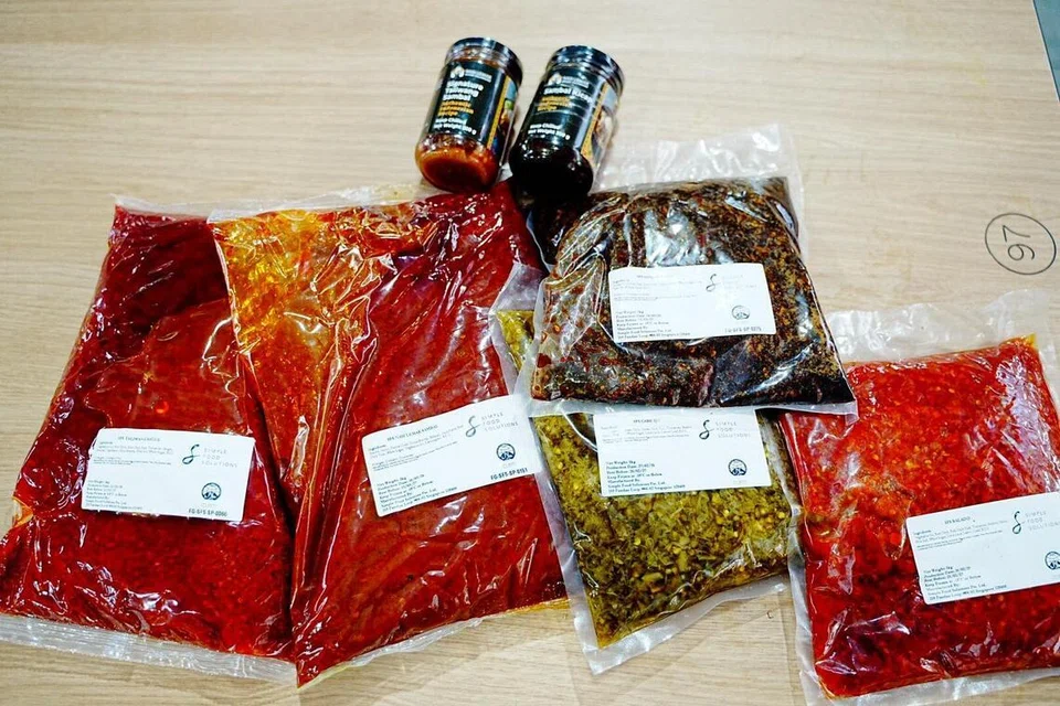 Melalui dapur pusat juga, ia mampu mengeluarkan pelbagai jenis sambal sebelum dihantar kepada seluruh cawangan di Singapura. Antara sambal yang dihasilkanm ialah cabe ijo, sambal belado, sambal nasi lemak, sambal kicap dan sambal taliwang. 