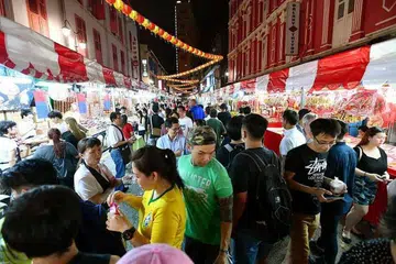 'IKAT PERUT': Oranga ramai membeli-belah sempena sambutan Tahun Baru Cina di Chinatown baru-baru ini. Tinjauan terbaru menunjukkan peruntukan perbelanjaan oleh warga Singapura bagi perayaan itu susut 11 peratus tahun ini. - Foto THE STRAITS TIMES