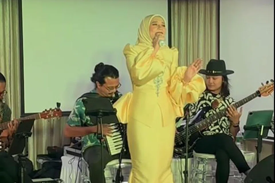 Vokalis kumpulan, Alun Tradisi, Hazra Dollah, sedang menghiburkan penonton dengan lagu dangdut, ‘Kerana Pengalaman’ (nyanyian asal Zaleha Hamid) dengan suara merdunya.