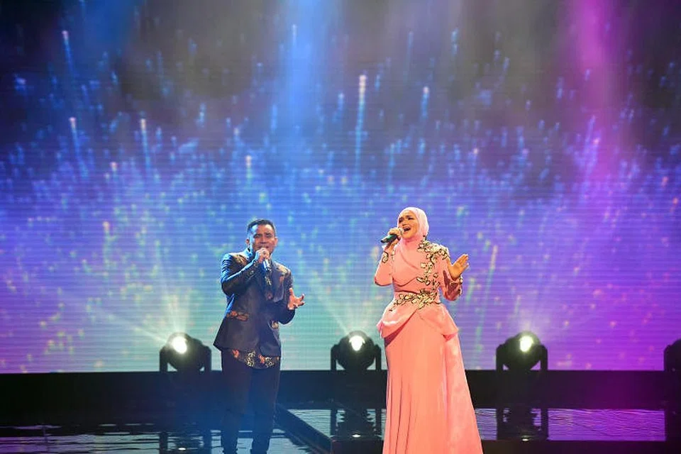 GANDINGAN SERASI: Awalnya, ia hanyalah gurauan untuk Datuk Seri Siti Nurhaliza dan Judika berganding sama sebagai 'Jusi' (gabungan nama Judika dan Siti) tetapi ternyata jenaka menjadi nyata apabila lagu Kisah Ku Inginkan dirakam malah mendapat sambutan menggalakkan sehingga membawa pada trofi APM dalam kategori Kolaborasi Terbaik (Artis), baru-baru ini.