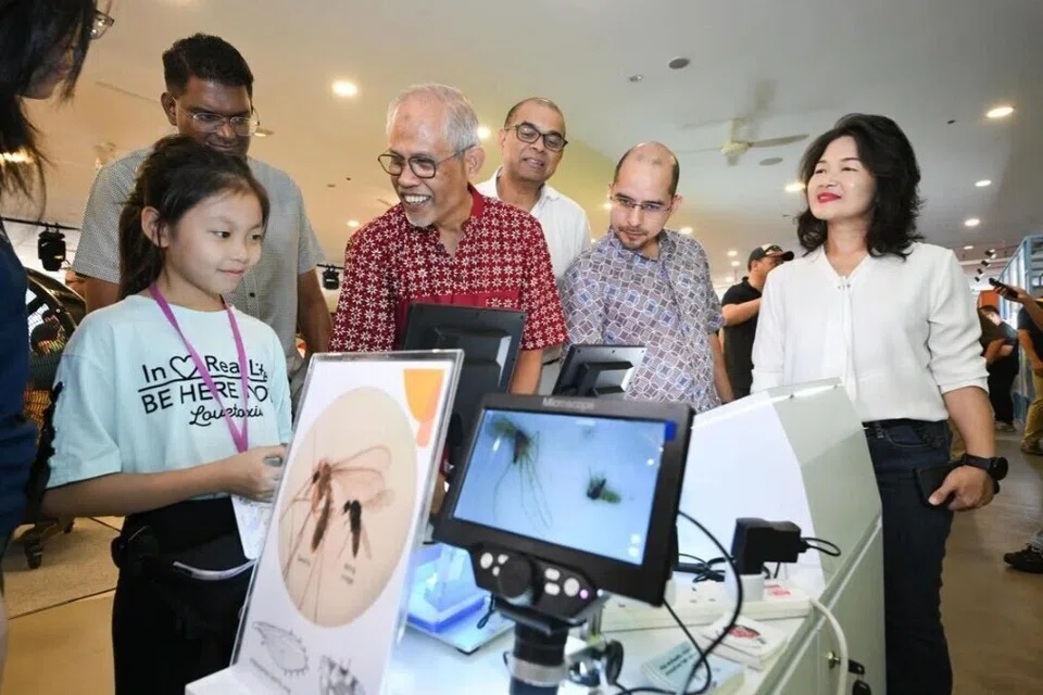Menteri Pembangunan Sosial dan Keluarga, Encik Masagos Zulkifli Masagos Mohamad (tiga dari kiri);  Menteri Negara Kanan (Pendidikan merangkap Kemampanan dan Sekitaran), Dr Janil Puthucheary (tiga dari kanan); Setiausaha Parlimen Kanan (Pendidikan merangkap Pembangunan Negara), Dr Syed Harun Alhabsyi (dua dari kanan); dan Penasihat Akar Umbi GRC Aljunied, Cik Chan Hui Yuh,  di Karnival Masyarakat Ulang Tahun ke-10 Projek Wolbachia pada 31 Oktober.