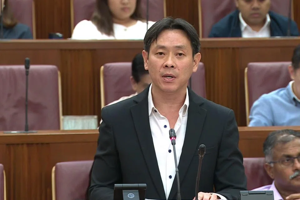 Anggota Parlimen GRC Nee Soon, Encik Louis Ng, telah menyeru pemerintah untuk memberikan lebih banyak sokongan kepada ibu menyusu di tempat kerja.