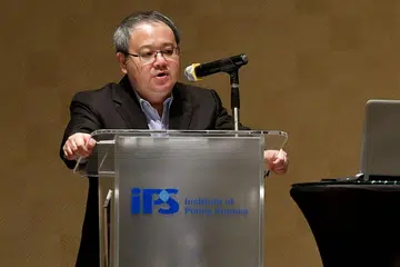KERJASAMA BUKAN BERASINGAN: Encik Ho berkata agensi pemerintah dan kementerian harus bekerjasama dan berkongsi maklumat, bukan menanganinya secara berasingan, semasa menyampaikan ceramah pertamanya selaku Zamil S R Nathan bagi Pengajian Singapura di Institut Pengajian Dasar (IPS) baru-baru ini. - Foto THE STRAITS TIMES