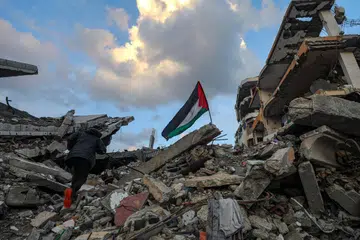  Sebuah bendera Palestin berkibar di tengah-tengah runtuhan bangunan yang musnah di kawasan Sheikh Radwan, Bandar Gaza pada 10 Disember 2025, ketika gencatan senjata antara Israel dan Hamas sedang berlangsung. Menurut Pertubuhan Bangsa-Bangsa Bersatu (PBB), sekitar 1.9 juta penduduk Gaza hampir 90 peratus daripada keseluruhan populasi telah kehilangan tempat tinggal sejak konflik Israel-Hamas bermula pada Oktober 2023. 