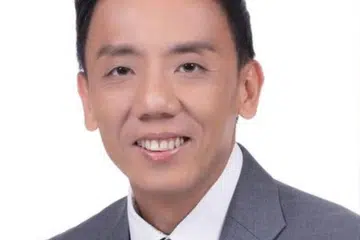 Encik Jeffrey Siow ialah pegawai paling kanan awam dan yang keempat  meletak jawatan menjelang pilihan raya umum akan datang.