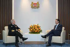 Komander Armada Pasifik Amerika Syarikat (US PACFLT), Laksamana (ADM) Stephen Koehler (kiri), dan Menteri Negara Kanan (Pertahanan merangkap Tenaga Manusia), Encik Zaqy Mohamad, membincangkan perkembangan geopolitik serantau serta usaha untuk terus memperkukuh kerjasama pertahanan antara kedua-dua negara di Kementerian Pertahanan (Mindef) pada 5 Mei.