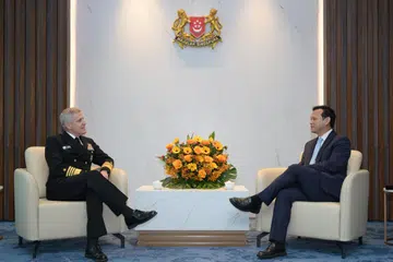 Komander Armada Pasifik Amerika Syarikat (US PACFLT), Laksamana (ADM) Stephen Koehler (kiri), dan Menteri Negara Kanan (Pertahanan merangkap Tenaga Manusia), Encik Zaqy Mohamad, membincangkan perkembangan geopolitik serantau serta usaha untuk terus memperkukuh kerjasama pertahanan antara kedua-dua negara di Kementerian Pertahanan (Mindef) pada 5 Mei.