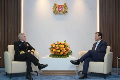 Komander Armada Pasifik Amerika Syarikat (US PACFLT), Laksamana (ADM) Stephen Koehler (kiri), dan Menteri Negara Kanan (Pertahanan merangkap Tenaga Manusia), Encik Zaqy Mohamad, membincangkan perkembangan geopolitik serantau serta usaha untuk terus memperkukuh kerjasama pertahanan antara kedua-dua negara di Kementerian Pertahanan (Mindef) pada 5 Mei.