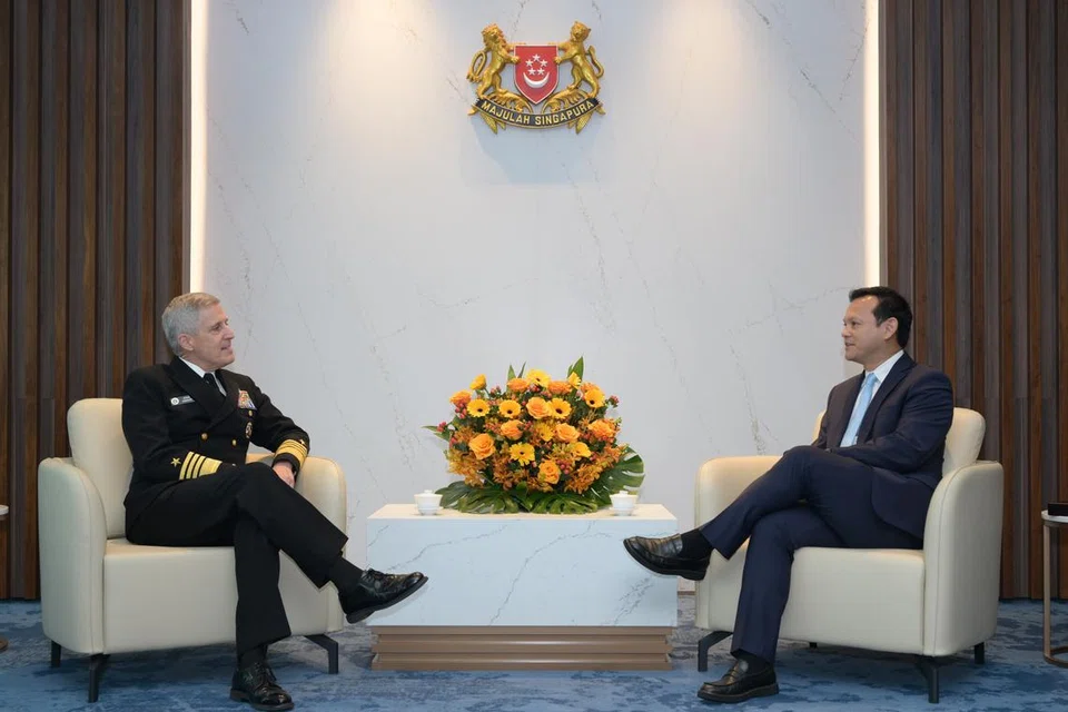 Komander Armada Pasifik Amerika Syarikat (US PACFLT), Laksamana (ADM) Stephen Koehler (kiri), dan Menteri Negara Kanan (Pertahanan merangkap Tenaga Manusia), Encik Zaqy Mohamad, membincangkan perkembangan geopolitik serantau serta usaha untuk terus memperkukuh kerjasama pertahanan antara kedua-dua negara di Kementerian Pertahanan (Mindef) pada 5 Mei.