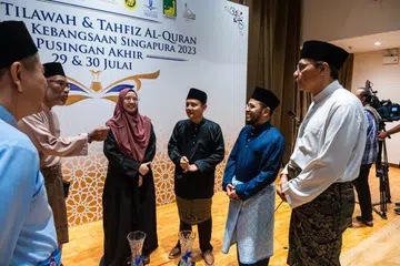BERAMAH-TAMAH: (Dari kanan) Ketua Pegawai Eksekutif Muis, Encik Kadir Maideen; Mufti, Dr Nazirudin Mohd Nasir; johan qari, Ustaz Muhammad Syarafuddeen Mazlan Abdullah; johan qariah, Ustazah A’tii Qah Suhaimi, dan Timbalan Ketua Eksekutif Muis, Dr Albakri Ahmad, beramah-tamah di Majlis Tilawah dan Tahfiz Al-Quran di auditorium Masjid Sultan pada Ahad.