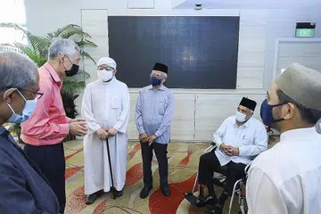 BERTUKAR PANDANGAN: Encik Lee Hsien Loong (dua dari kiri) berbual mesra dengan peserta di sebuah dialog dengan pemimpin Melayu/Islam pada awal tahun ini. Bersama beliau ialah (dari kiri,ikut putaran jam) Menteri Bertanggungjawab bagi Ehwal Masyarakat Islam, Encik Masagos Zulkifli Masagos Mohamad, Presiden Persatuan Ulama dan Guru-Guru Agama Islam Singapura (Pergas), Ustaz Mohamad Hasbi Hassan, mantan Pendaftar dan kadi di Pejabat Pendaftaran Pernikahan Orang Islam (ROMM) Ustaz Pasuni Maulan, pengerusi Masjid Khadijah, Ustaz Ali Mohamed dan Mufti Dr Nazirudin Mohd Nasir. - Foto MCI