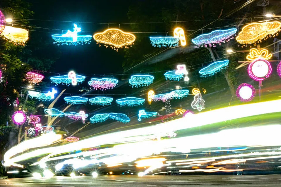 BAK AWAN: Acara lampu perayaan tahunan di kawasan beli-belah Orchard Road kali ini menampilkan lampu ‘awan’ berwarna putih, kuning, merah jambu dan biru yang seakan terapung di udara.