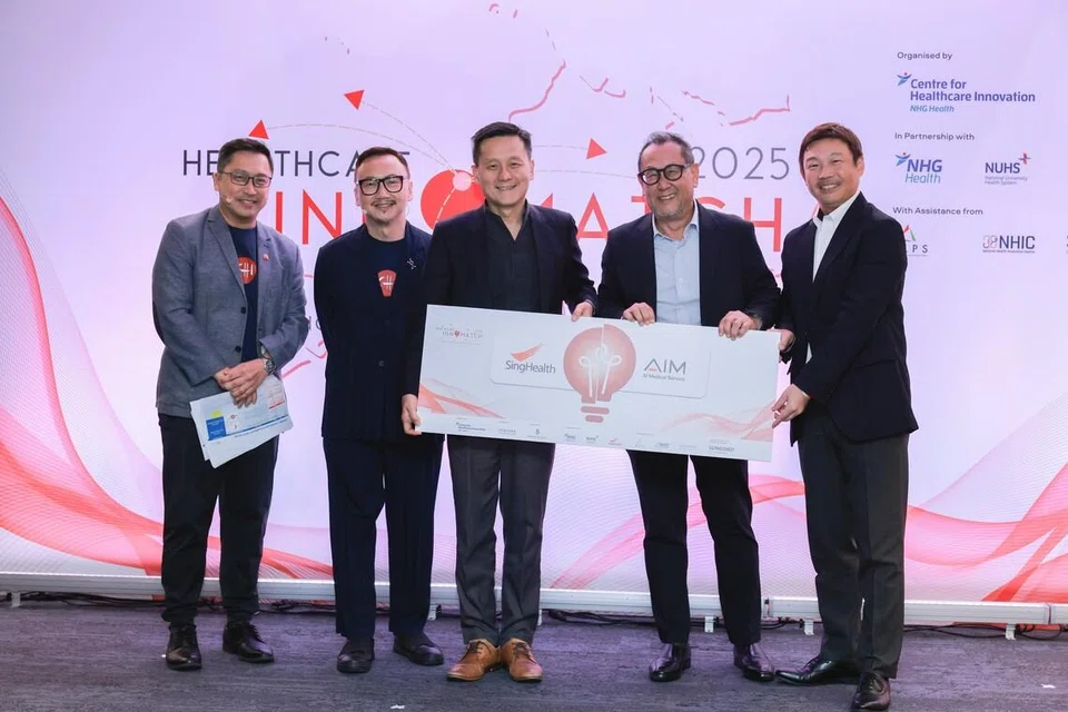 Syarikat AI Medical Service tampil sebagai salah satu pemenang bagi rekaan gastroAI. Gambar menunjukkan (dari kiri) pengacara dan pengarah timbalan pejabat geran dan inovasi CHI, Encik Casper Ng; pengacara dan pengarah klinikal CHI, profesor bersekutu, Encik Wong Hon Tym; pengadil peringkat akhir dan Ketua Pegawai Eksekutif Hospital Besar Singapura, Profesor Tan Hiang Khoon; dan Presiden dan Wakil Pengarah AI Medical Service, Encik Yasushi Takigawa; dan Wakil Pengurusan AI Medical Service, Singapura dan Asia Tenggara, Encik Masayuki Tokano. 