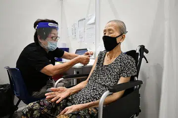 BERI PERLINDUNGAN: Cik Teo Ng, 93 tahun, telah mendapatkan suntikan kedua vaksin Covid-19 di Kelab Masyarakat Toa Payoh West pada bulan lalu. - Foto BH oleh LIM YAOHUI
