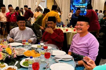 (dari kanan) Pengerusi Jawatankuasa Belia dan Sukan, Pembangunan Usahawan dan Koperasi Johor, Encik Mohd Hairi Mad Shah; Presiden Dewan Teraju Usahawan Bumiputera Johor, Datuk Ismail Karim; dan Naib Presiden 2, Dewan Teraju Usahawan Bumiputera Johor, Datuk Abd Latif Bandi, ketika Majlis Sambutan Aidilfitri Dewan Teraju 2026.