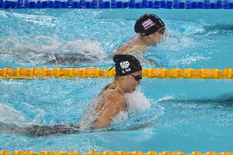 Perenang Singapura, Letitia Sim (kiri) menghadapi tentangan hebat daripada perenang Thailand, Jenjira Srisa-Ard, di acara kuak dada 50 meter wanita, namun tetap berjaya memenangi acara tersebut dan mencatatkan rekod Sukan SEA. 