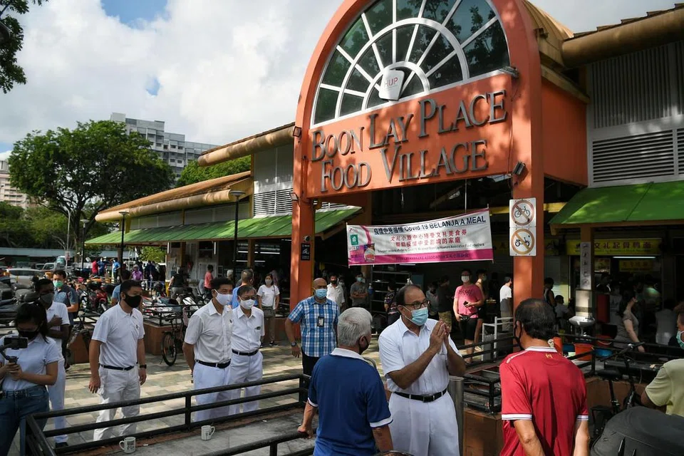 HARGAI SOKONGAN: Pasukan Parti Tindakan Rakyat (PAP) di GRC West Coast yang diketuai Menteri Perhubungan dan Penerangan, Encik S. Iswaran (berkaca mata), semasa menemui penduduk di Pusat Makan Boon Lay semalam. - Foto BH oleh KUA CHEE SIONG