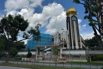 Masjid Darul Makmur yang terletak di Yishun Avenue 2 ini masih ditutup bagi memberi laluan projek peningkatan. Ia masih memerlukan dana naik taraf sebanyak $2.4 juta. 