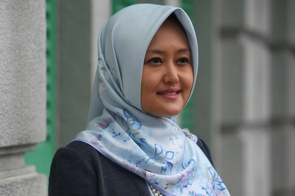 Setiausaha Parlimen (Kesihatan merangkap Perhubungan dan Penerangan), Cik Rahayu Mahzam