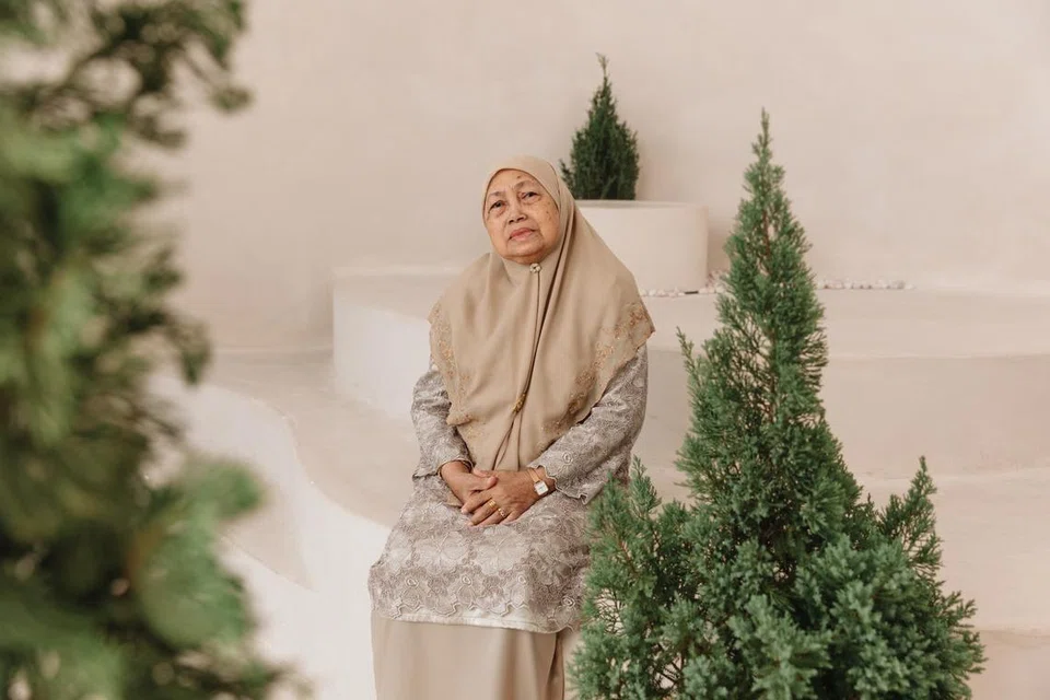 NENEK TERCINTA : Cik Hasnah Bahari, baru meraikan ulang tahunnya yang ke-79 tahun .