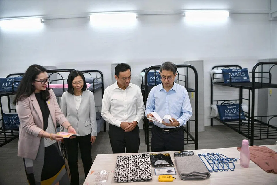 RUMAH PERALIHAN WANITA BARU: (Dari kiri) Presiden PPIS, Cik Hazlina Abdul Halim; Pesuruhjaya Penjara Singapura Cik Shie Yong Lee; Ahli Parlimen dan penasihat akar umbi GRC Jalan Besar, Dr Wan Rizal Wan Zakariah; dan Menteri Negara (Ehwal Dalam Negeri merangkap Pembangunan Negara), Profesor Madya Muhammad Faishal Ibrahim, kelihatan berada di tempat penginapan Rumah Peralihan Rise Above di 1 St George's Lane dan sedang melihat kit menyambut kedatangan penghuni termasuk sebuah jurnal bagi penghuni mencatat perkembangan diri mereka. - Foto BH oleh ARIFIN JAMAR