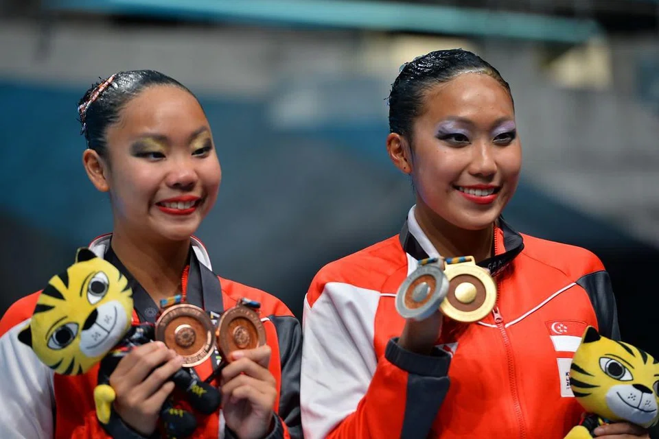 (Kanan) Debbie Soh berjaya memungut pingat perak walau hanya berbeza 0.1 markah dengan juara Malaysia. Miya Yong Hsing pula mendapat pingat gangsa.FOTO: Siti Aisyah Nordin
