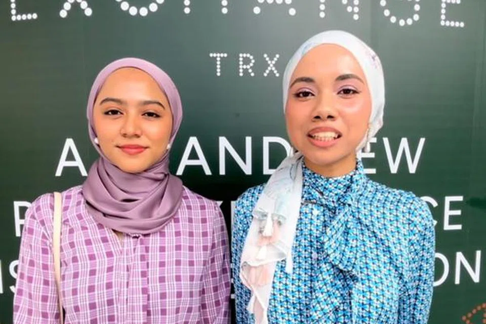 Penuntut jurusan perubatan, Cik Nurul Syafiqah Harizan, 22 tahun (kiri), dan rakannya, Cik Raihanah Natasha Razman Hakimi, 22 tahun, mengimbau legasi kepimpinan mantan Perdana Menteri, Datuk Seri Najib Razak, yang mencetuskan projek pembangunan Bandar TRX di Kuala Lumpur.