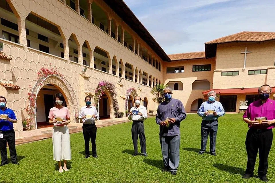 PELITUP GUNA SEMULA: Sejumlah 5,000 akan dihantar kepada beberapa penerima bantuan Kementerian Pembangunan Masyarakat dan Keluarga (MSF) mulai minggu ini. - FOTO: FACEBOOK/PROFESOR MADYA MUHAMMAD FAISHAL IBRAHIM