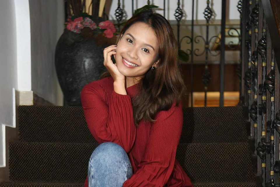 KELUARGA DIUTAMA: Farhana M Noor akur bukan mudah mencari keseimbangan dalam tugasan dan keluarga. Justeru, sekarang masanya beliau meluangkan lebih masa bersama keluarga terutama neneknya, Cik Mesma Dol yang menghadapi demensia. - Foto BH oleh KHALID BABA