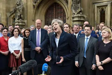 Perdana Menteri menanti Britain, Cik Theresa May, menyampaikan satu kenyataan di luar Parlimen di London pada 11 Julai. Beliau akan menjadi perdana menteri wanita kedua Britain mulai Rabu (13 Julai). 