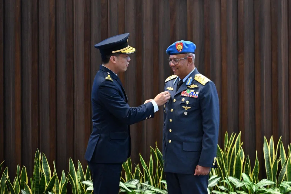 Ketua Tentera Udara Diraja Malaysia (TUDM), Jeneral (Jen) Dato’ Sri Haji Muhamad Norazlan Aris (kanan), menerima Anugerah Sayap Kehormat Angkatan Udara Republik Singapura (RSAF) daripada Ketua Tentera Udara, Mejar-Jeneral Kelvin Fan.