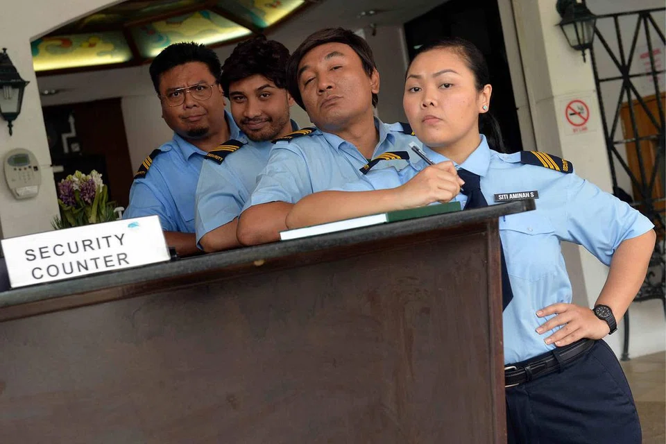 PADAT DENGAN LAWAK: Drama komedi terbaru Sekuriti memaparkan barisan pelakon komedi handalan (dari belakang) Suhaimi Yusof, Fakkah Fuzz, Khairudin Samsudin dan Siti Khalijah Zainal. - Foto M.O. SALLEH