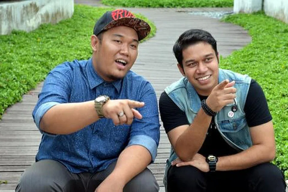 TIDAK BERDUKA LARA: Walaupun tidak ke peringkat akhir peraduan realiti berasingan yang disertai, peserta D' Academy Asia Suhaimi Zaini (kiri) dan peserta Rockers Aideel (Didi Sidek) tidak bersedih bahkan tampil dengan single terkini, Wajah Lara, yang kini popular di corong radio. - Foto M.O. SALLEH