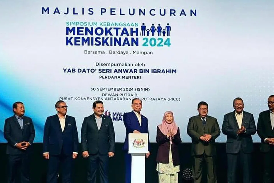 Perdana Menteri Malaysia, Datuk Seri Anwar Ibrahim (tengah), melancarkan Simposium Kebangsaan Menoktah Kemiskinan 2024 di Pusat Konvensyen Antarabangsa Putrajaya (PICC) pada 30 September.