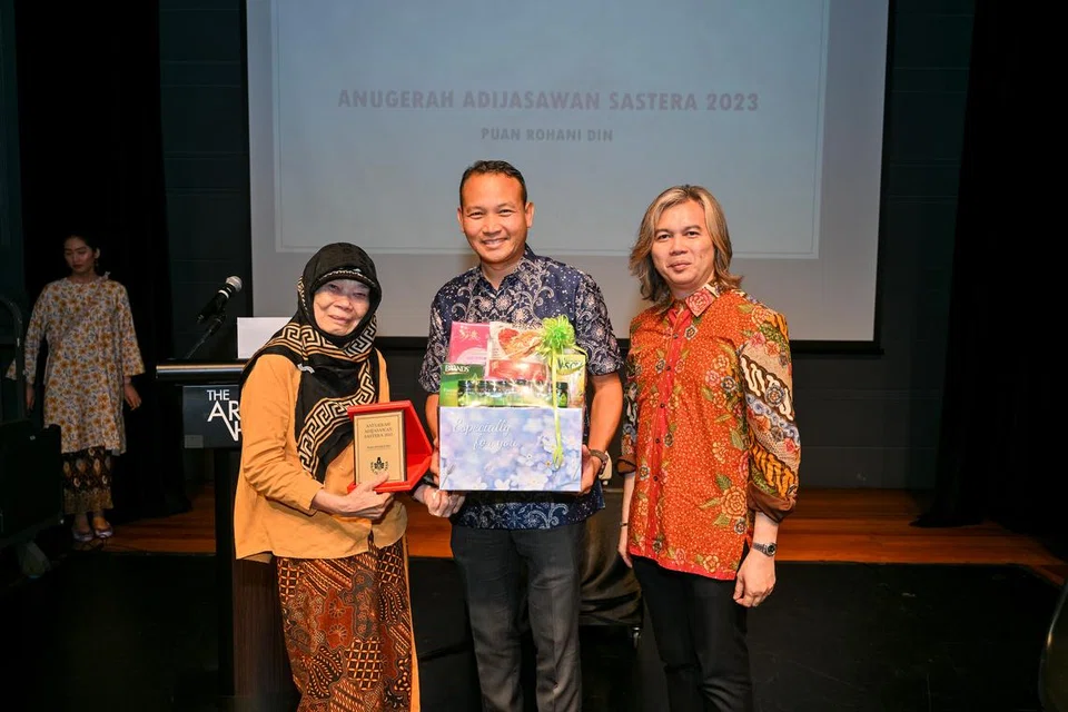 TERHARU: Penulis tempatan, Cik Rohani Din (kiri) menerima Anugerah Adijasawan Sastera daripada pengerusi Majlis Bahasa Melayu Singapura, Encik Mohd Fahmi Aliman (tengah) dan pengerusi Jawatankuasa Persuratan Majlis Bahasa Melayu Singapura, Dr Azhar Ibrahim di Hari Mastera 2023 pada Sabtu.