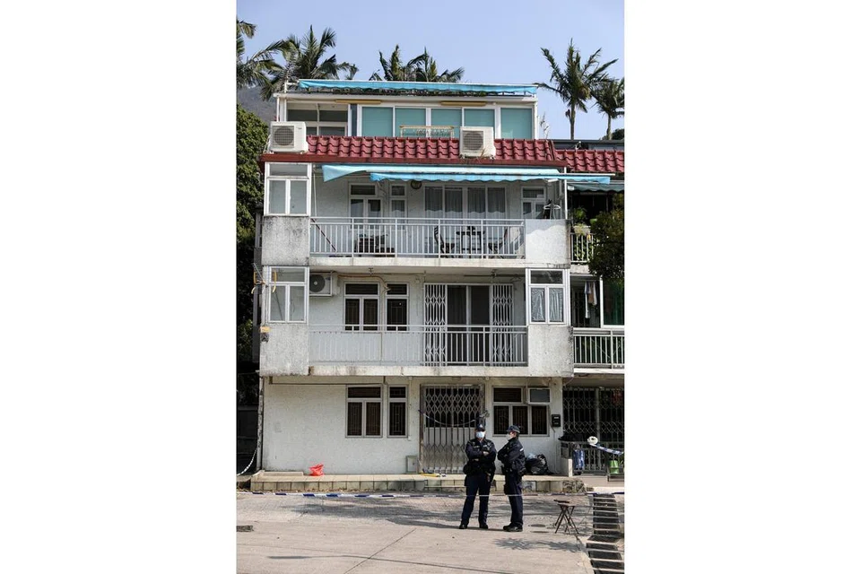 KAWAL TEMPAT PEMBUNUHAN: Polis berkawal di luar rumah tempat mayat model Hong Kong, Cik Abby Choi, yang ditemui di kawasan pedalaman Tai Po, Hong Kong. - Foto-foto EPA-EFE, REUTERS