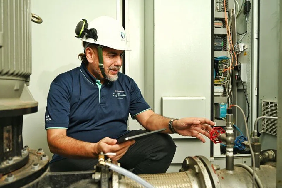 Di kawasan perumahan HDB di Tengah, loji penyejukan terletak di bumbung blok terpilih, dengan Encik Ariff Shah Mohamed Azhar, pegawai teknikal utama kanan SP Group,  membuat pemeriksaan penyelenggaraan setiap bulan ke atas peralatan kritikal seperti penyejuk dan pam.