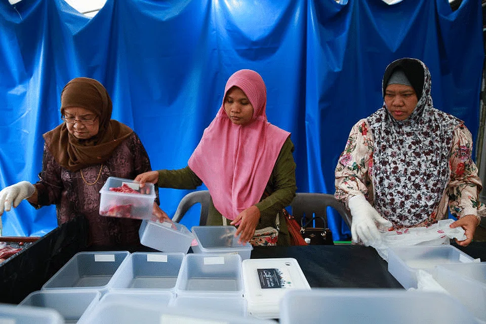 Masjid juga akan meneruskan amalan mengagihkan sebahagian daging itu kepada keluarga bergaji rendah dalam masyarakat. - Foto FAIL ST