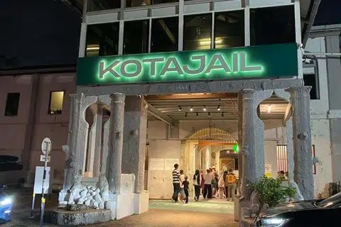 Pemandangan di hadapan Kota Jail pada waktu malam. Lokasinya yang berhampiran beberapa daya tarikan lain di pusat bandar, termasuk Zoo Johor dan Muzium Tokoh Johor, dilihat berpotensi mewujudkan satu lagi laluan pelancongan untuk mereka yang mahu meneroka Johor Bahru tanpa bergantung pada kereta.