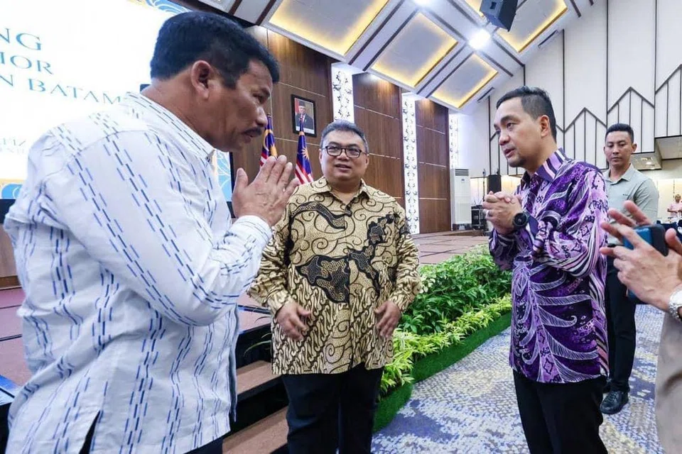 Menteri Besar Johor, Datuk Onn Hafiz Ghazi (kanan), bersama Kepala Badan Pengusahaan/Wali Kota Batam, Encik Muhammad Rudi (kiri) dalam pertemuan mereka di Kepulauan Riau, Indonesia, baru-baru ini.