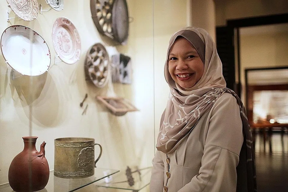 PENGURUS BESAR: Cik Asmah Alias, yang sebelum ini merupakan Timbalan Pengarah divisyen pendekatan di Lembaga Warisan Negara (NHB) kini Pengurus Besar Taman Warisan Melayu. - Foto BH oleh GIN TAY