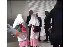 BUKAN DEMI PENUHI KUOTA: Pegawai TransCom dalam gambar ini sebenarnya memberitahu dua pelajar madrasah itu tentang Riders-On-Watch (ROW) di mana relawan boleh daftar untuk membantu polis jaga keselamatan rangkaian pengangkutan awam di sini.